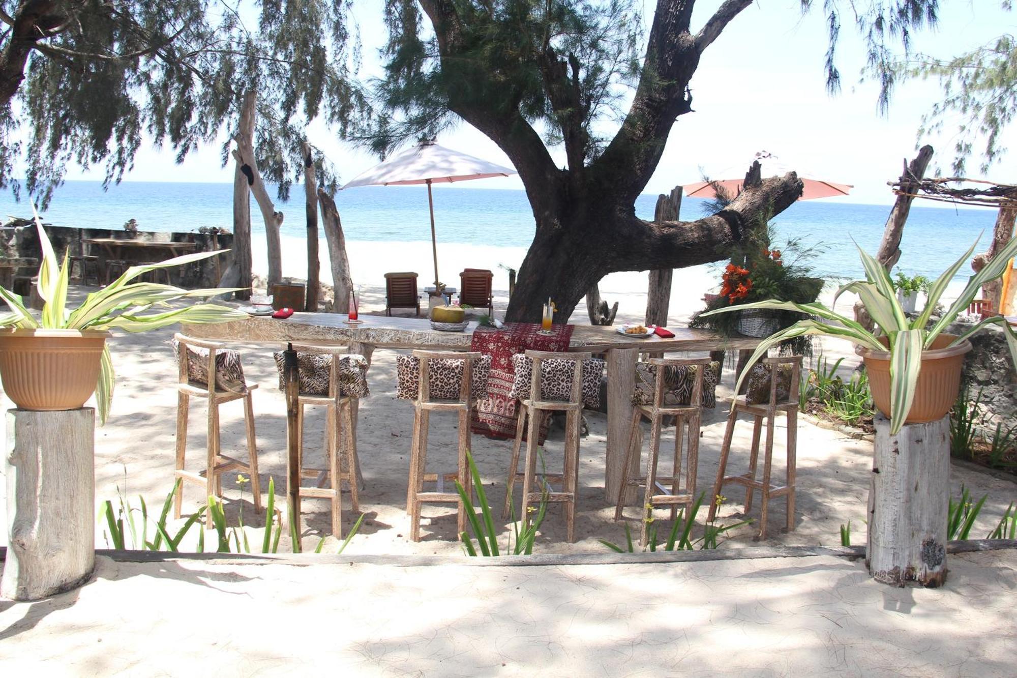 Cemara Beachfront Suite Mondu Exterior foto