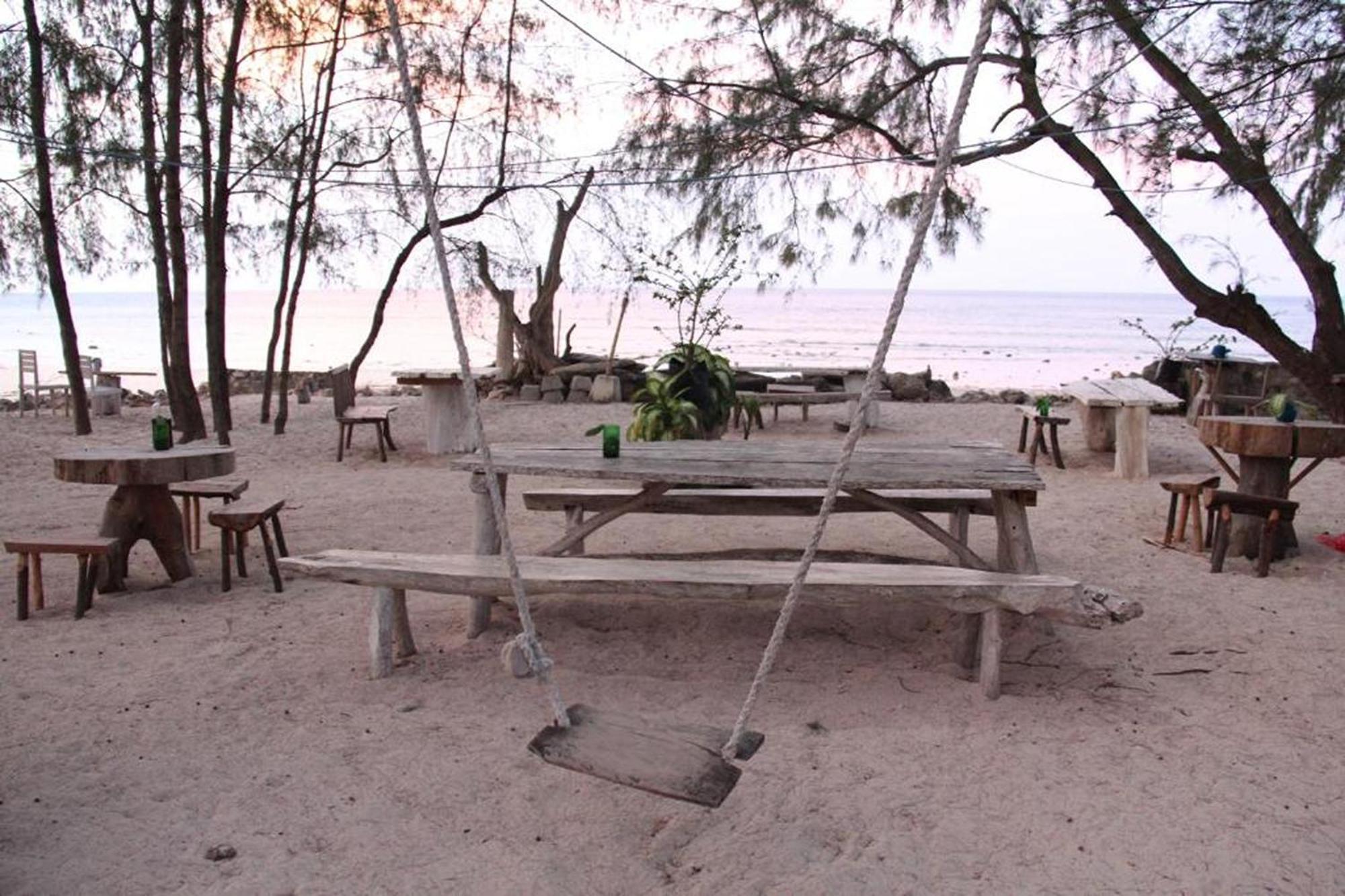 Cemara Beachfront Suite Mondu Exterior foto