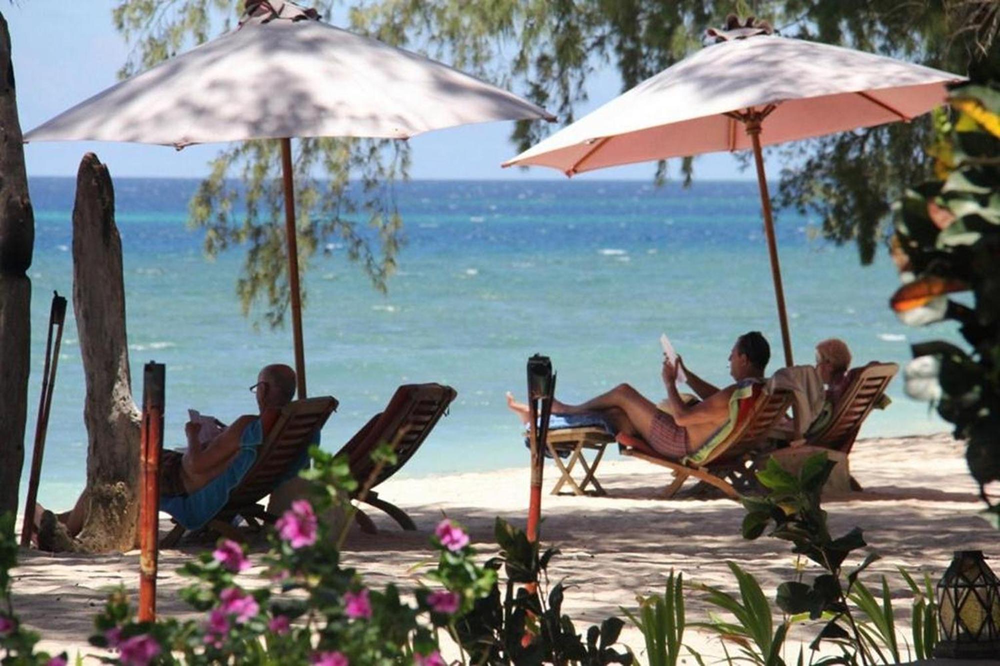 Cemara Beachfront Suite Mondu Exterior foto