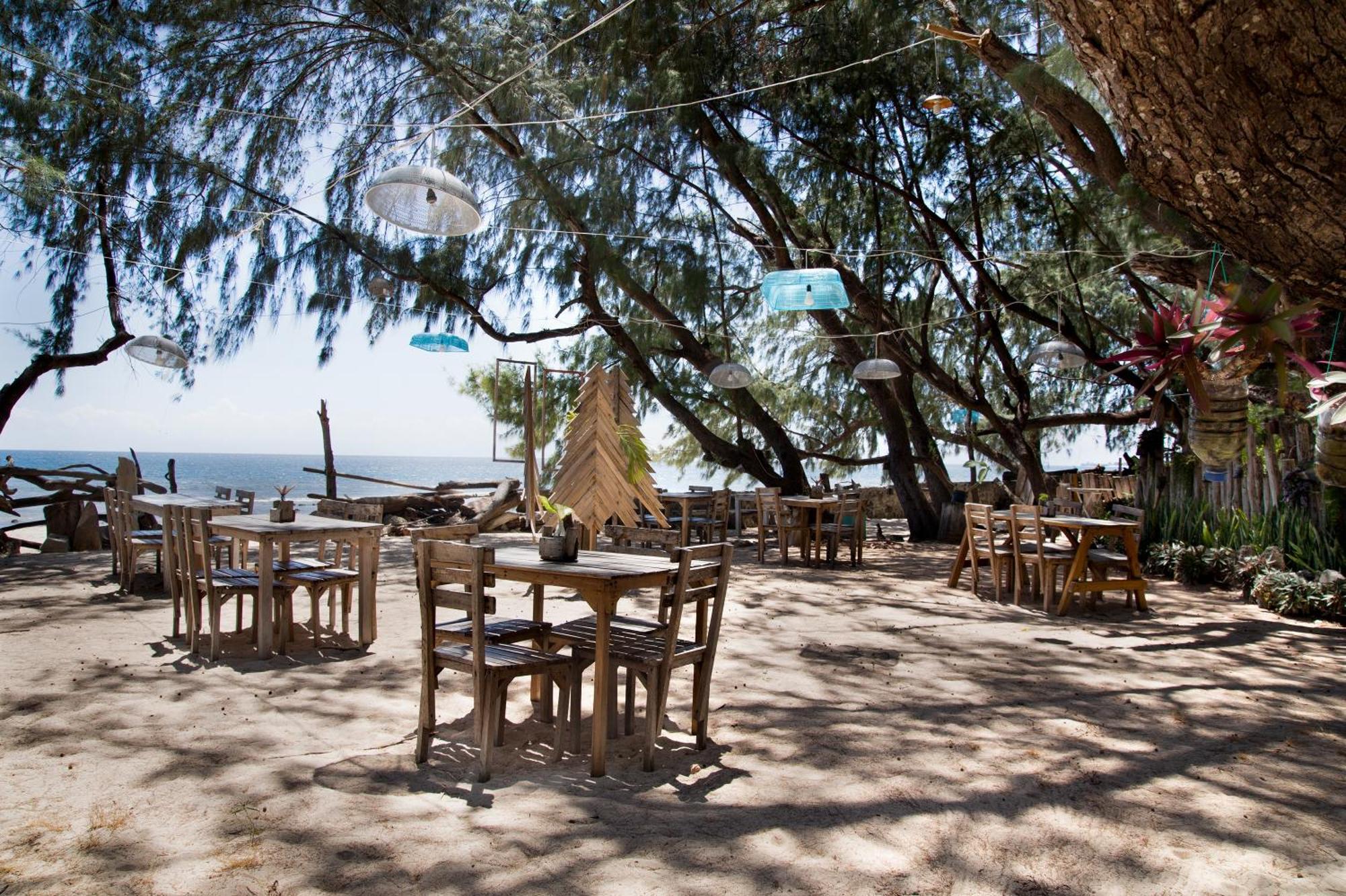 Cemara Beachfront Suite Mondu Exterior foto