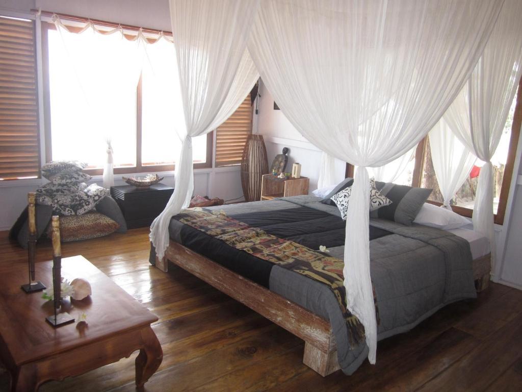 Cemara Beachfront Suite Mondu Quarto foto